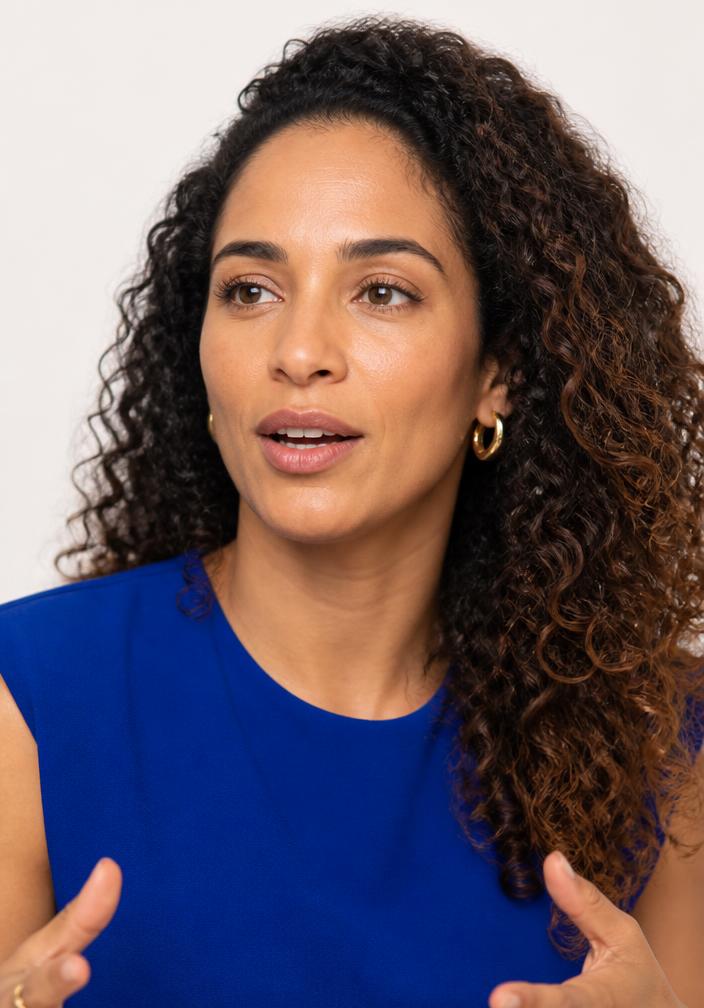 Retrato de mulher morena falando